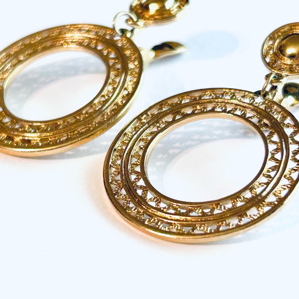 Elegant Monet Gold-Tone Hoop Clip-on Earrings, Vintage Monet - Picture 4 of 6